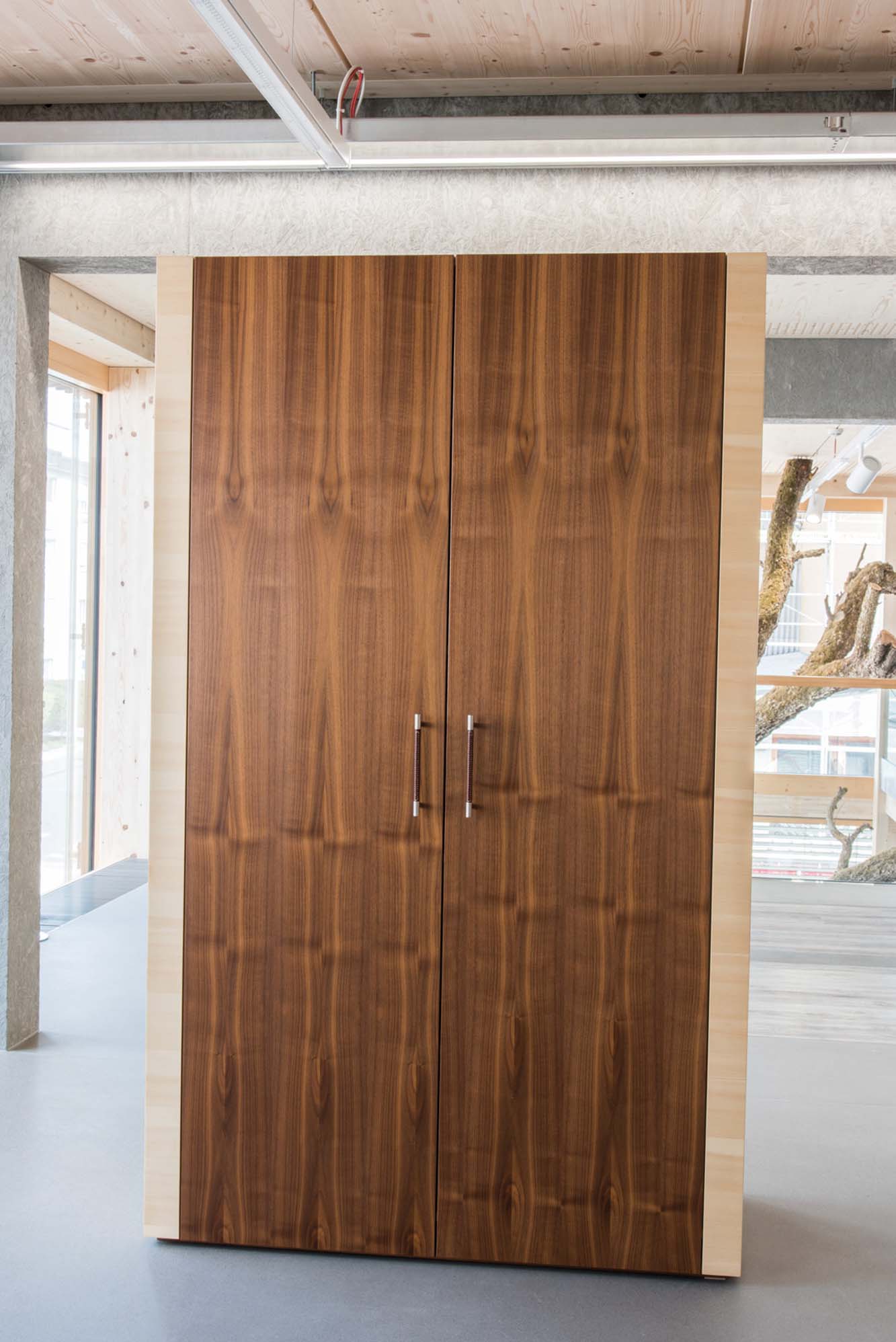Schrank Edelspan Ausstellung Hochschrank mit Edelspan Echtholz-Furnier Türen