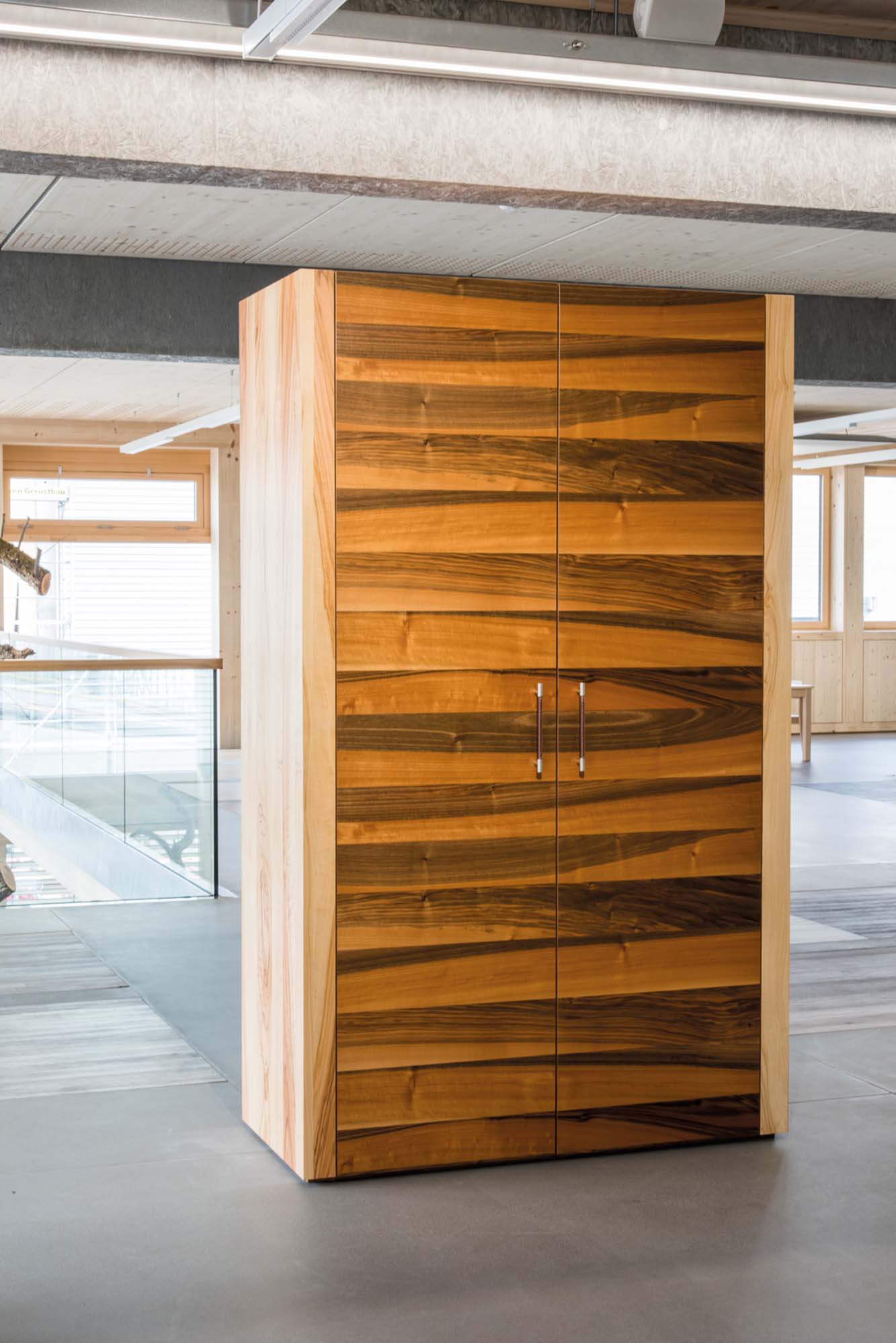 Schrank Edelspan Gossau Schrank mit auffälligem Echtholz-Furnier