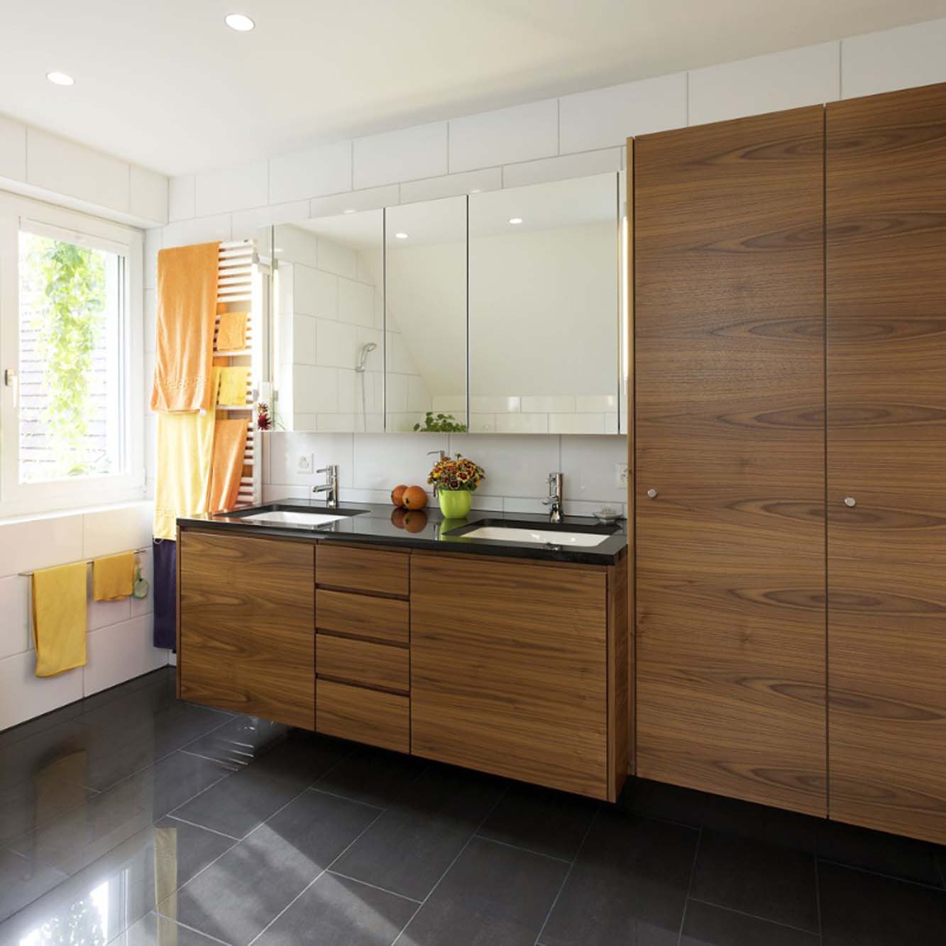 Edelspan Badezimmer Badezimmer mit Möbeln aus Echtholz-Furnierplatten
