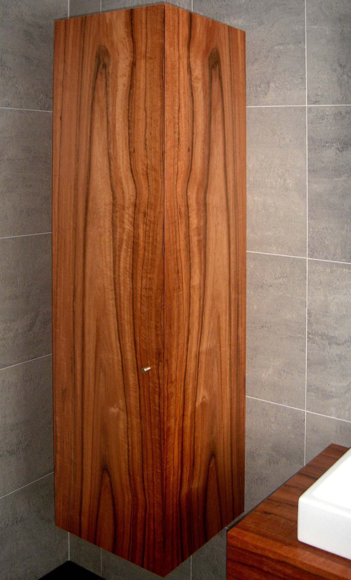 Badezimmer Hochschrank aus Echtholzfurnierplatten